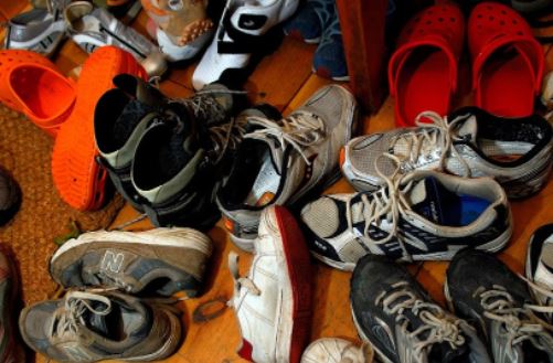 Astro Tips : घर में रखे उल्टे जूते-चप्पल से पड़ने लगता है ये प्रभाव, जानिए कहां रखना चाहिए