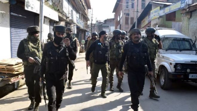 Terrorist attack in Srinagar: श्रीनगर में आतंकियों ने किया CRPF पर हमला, एक जवान शहीद