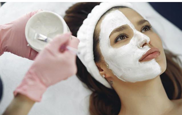Curd Benefits for face: चेहरे पर दही लगाने के फायदे जानकर रह जाएंगे हैरान  