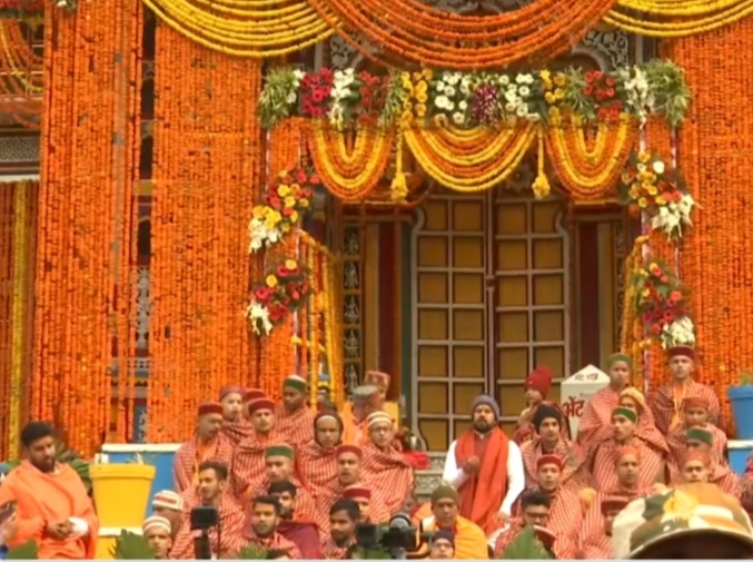 बद्रीनाथ धाम के खोलें गए कपाट, उमड़ी भक्तों की भीड़