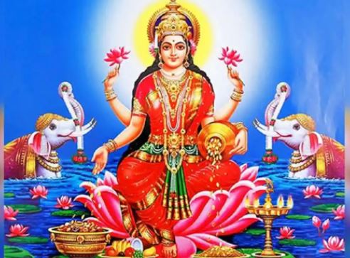 Shukrawar Maa Lakshmi Puja : शुक्रवार को करें मां लक्ष्मी की पूजा, पहनें इस रंग के कपड़े