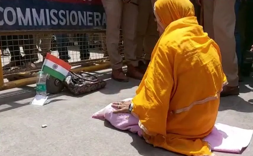 Kashi Vishwanath Temple Gate पर नमाज पढ़ रही महिला को जबरन महिला को पुलिस ने उठाया