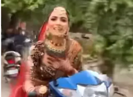 शादी के गेटअप में स्कूटी चलाते हुए लड़की का वीडियो वायरल