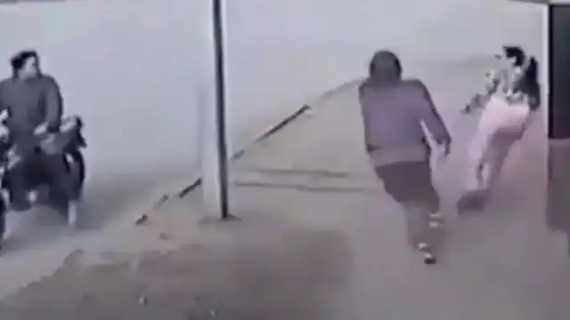 Viral Video : महिला की चालाकी के आगे बैग लूटने आए बदमाश हुए हक्के-बक्के