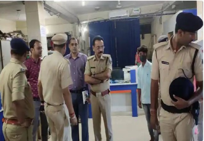 Bank Robbery: बेखौफ बदमाशों ने दिनदहाड़े लूटा बैंक, 37 लाख रुपये और 15 लाख का सोना लेकर फरार