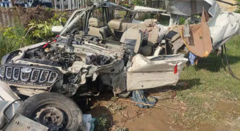 Accident : खड़े ट्रक से जा भिड़ी स्कॉर्पियो, गाड़ी के उड़े परखच्चे 5 की मौत 6 घायल