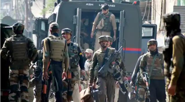 Jammu and Kashmir: आतंकियों ने एक बार फिर पुलिसकर्मी को बनाया निशाना, बेटी भी जख्मी