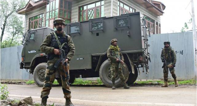 Jammu and Kashmir: सुरक्षाबलों ने तीन आतंकियों को मुठभेड़ में किया ढेर, एक पुलिसकर्मी भी श​हीद