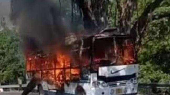 Jammu: कटड़ा से जम्मू आ रही बस में लगी आग, 22 यात्री आग में झुलसे, दो की मौत