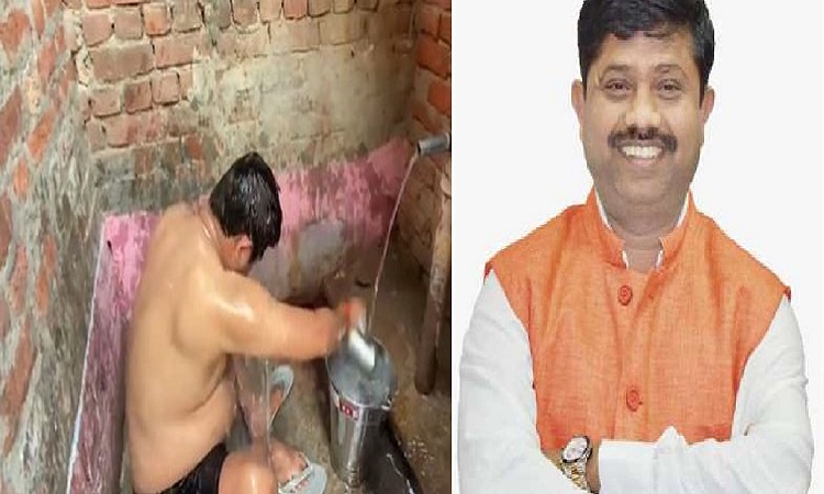 Nand Gopal Gupta Nandi Videos: हैंडपंप पर नहाते हुए दिखे मंत्री नंद गोपाल नंदी, देखिए वीडियो