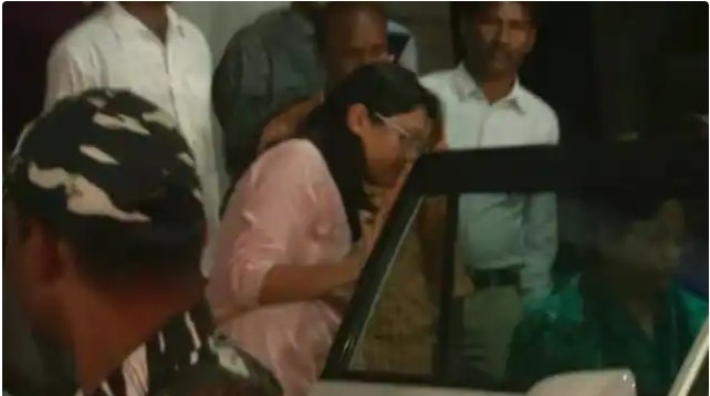 IAS पूजा सिंघल को जेल के गेट पर आया चक्कर, सिर्फ दो निवाले और पानी पी गुजारी रात