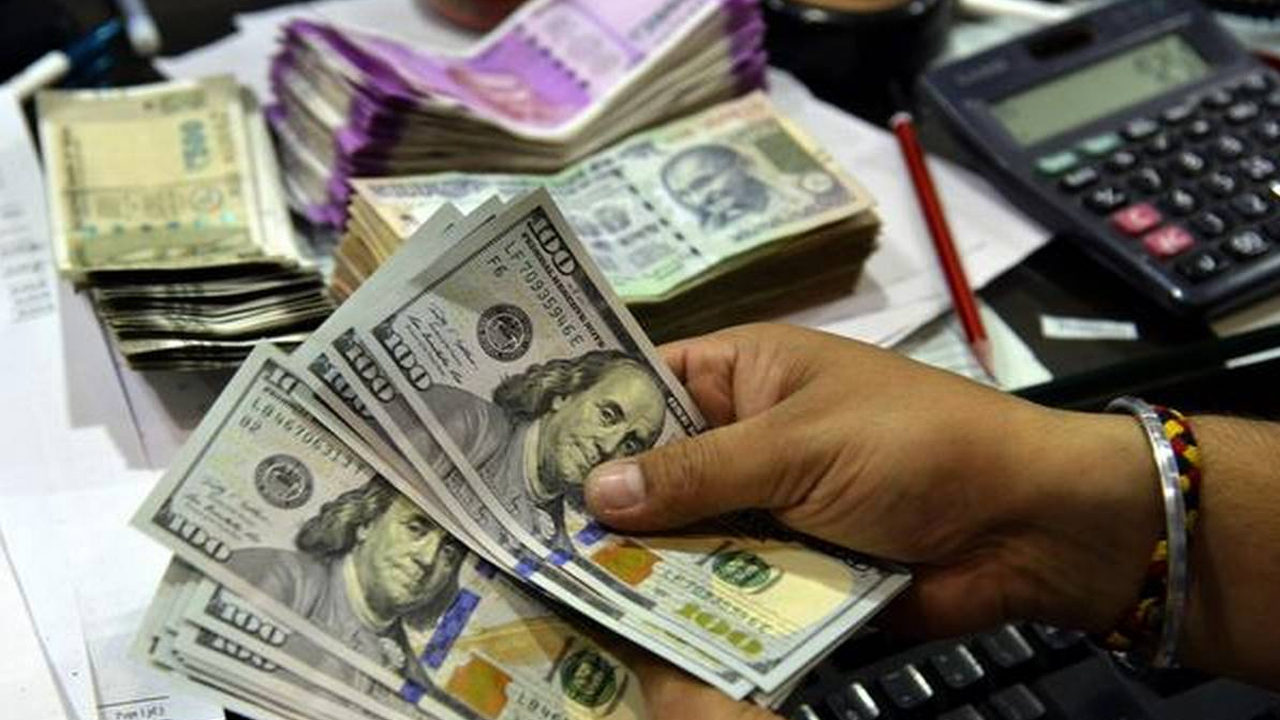 भारतीय रिजर्व बैंक के हस्तक्षेप के बाद अमेरिकी डॉलर के मुकाबले रुपये में मामूली सुधार देखने को मिला