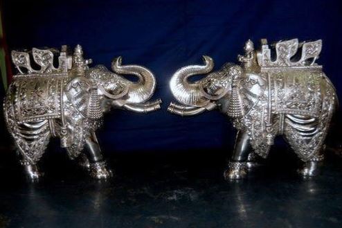 Vastu Tips : चांदी के हाथी की पूजा करना अत्यंत शुभ माना गया है, धनवान बनने के लिए ले आएं घर