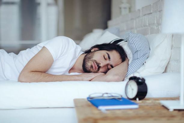 Vastu Tips : सोते समय सिरहाने पर इन वस्तुओं को न रखें, झेलनी पड़ सकती है आर्थिक तंगी