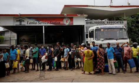 Sri Lanka:  श्रीलंका सरकार ने कहा- पेट्रोल खरीदने के लिए लाइन न लगाएं, नहीं है पैसे
