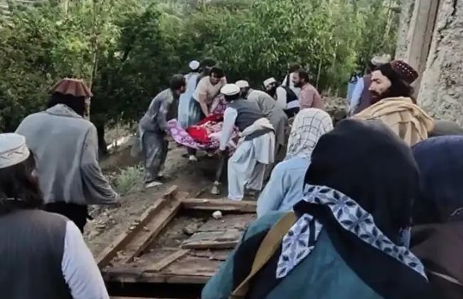 Afghanistan earthquake damage : अफगानिस्तान में तबाही के निशान छोड़ गया भूकंप, 900 लोगों की जान गई, करीब 600 घायल हुए
