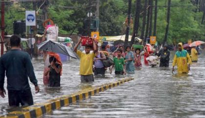 Assam Floods 2022 : असम में बाढ़ की स्थिति गंभीर, सड़कों पर रहने के लिए मजबूर लोग