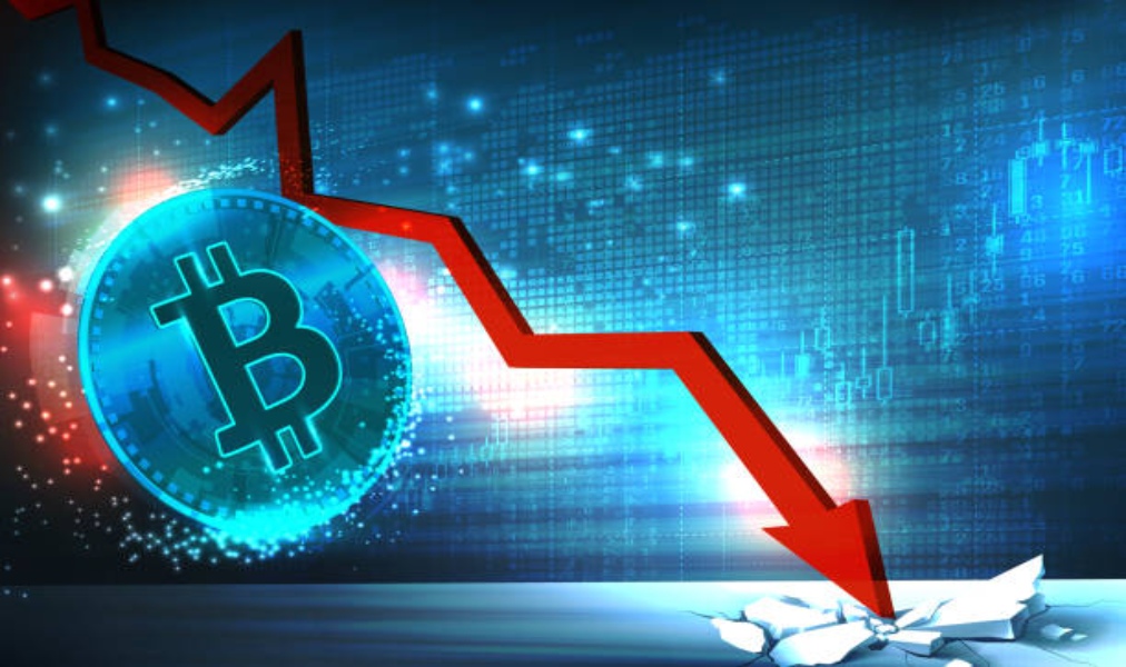 Crypto Market Crash : बिटकॉइन में 54 फीसदी तक की बड़ी गिरावट, जानें कितनी रह गई कीमत