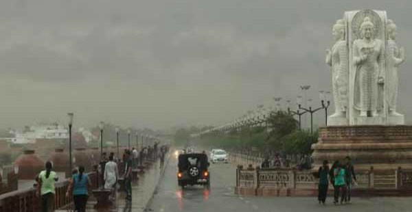 Lucknow Weather : राजधानी लखनऊ में दोपहर बाद मौसम ने ली करवट, बारिश ने दिलाई गर्मी से राहत