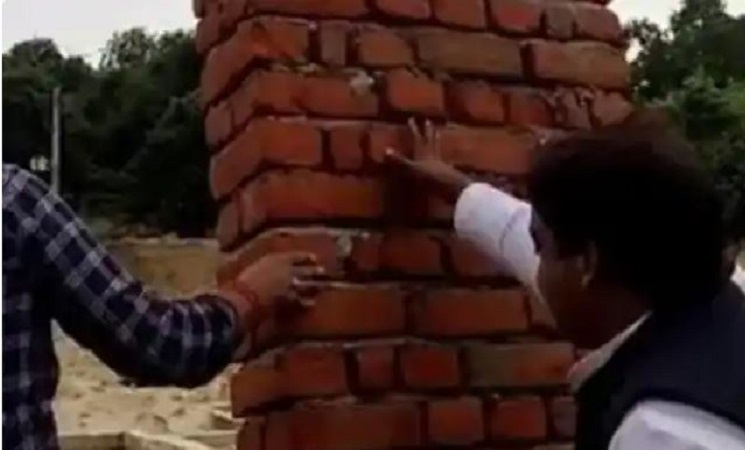 UP News: विधायक के धक्का देते ही गिर गई निर्माणाधीन इंजीनियरिंग कॉलेज की दीवारें, देखिए वीडियो