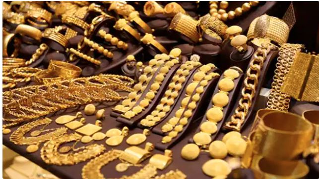 Gold Price today : चांदी का भाव 692 रुपये गिरा और जानिए आज कितना सस्‍ता हुआ सोना