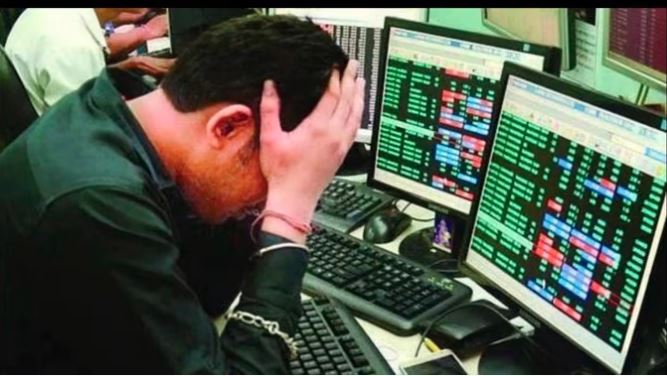 Stock Market Crash: शेयर बाजार में आई सुनामी से सेंसेक्स 1000 अंक फिसला, निफ्टी साल के निचले स्तर पर