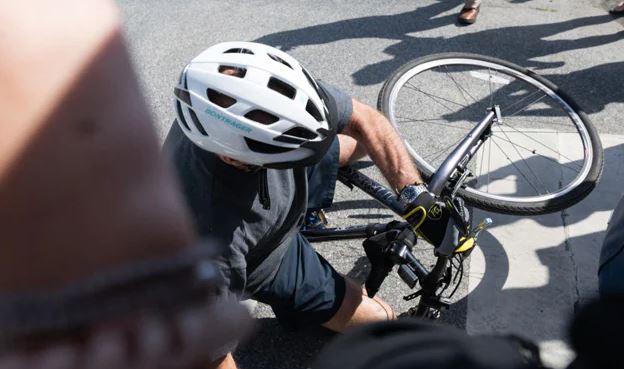 US President Joe Biden : साइकिल चलाते हुए लड़खड़ा कर गिरे राष्ट्रपति जो बाइडेन , बोले- “मैं ठीक हूं”
