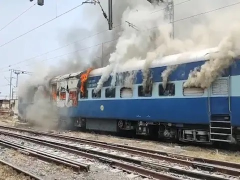 Agnipath Scheme : भभुआ पटना इंटरसिटी ट्रेन में युवकों ने लगाई आग, बिहार से गुरुग्राम तक सड़कों-पटरियों पर बवाल