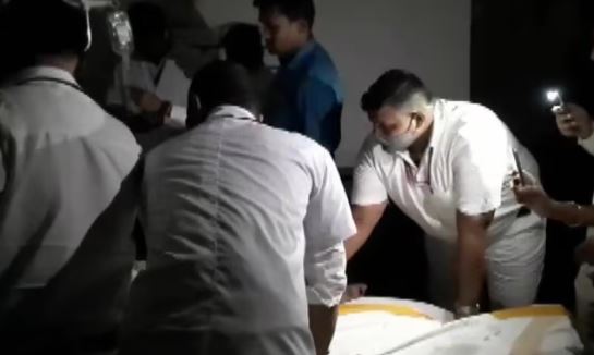 Bihar News: टॉर्च की रोशनी में हो रहा मरीजों का उपचार, डॉक्टर से लेकर सब परेशान