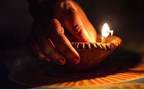 Pooja-Paath Mein Deepak : भगवान के सामने दीपक जलाने में न करें ये गलतियां, आर्थिक नुकसान भी हो सकता है