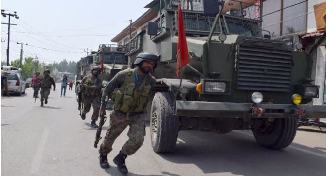 Jammu and Kashmir: सुरक्षाबलों ने मुठभेड़ में एक आतंकी को मार गिराया, दो पुलिस के जवानों की हत्या में था शामिल