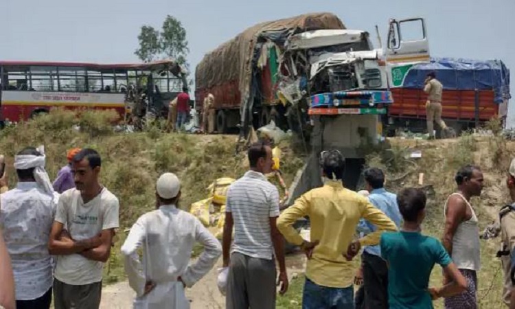 Lakhimpur Kheri News: बस और ट्रक की भिड़ंत में चार लोगों की मौत, 20 से ज्यादा घायल