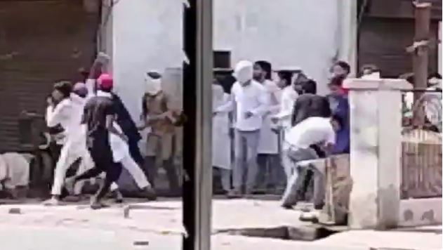 Prayagraj Violence: प्रयागराज में रूक-रूक कर पथराव कर रहे हैं उपद्र​वी, पुलिस को भी बना रहे हैं निशाना, डीएम भी हुए चोटिल