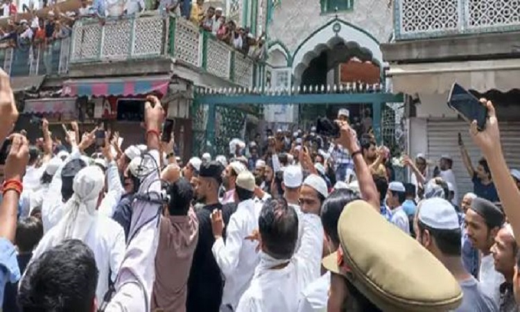 नूपुर शर्मा की गिरफ्तारी की मांग को लेकर देवबंद, प्रयागराज समेत कई जिलों में विरोध प्रदर्शन, पुलिस ने संभाला मोर्चा