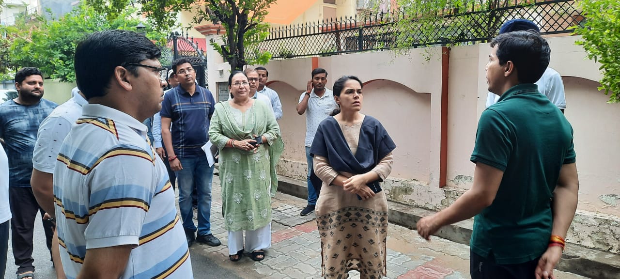 Lucknow : मण्डलायुक्त डॉ. रोशन जैकब ने निरीक्षण कर परखी राजधानी की साफ-सफाई की जमीनी हकीकत