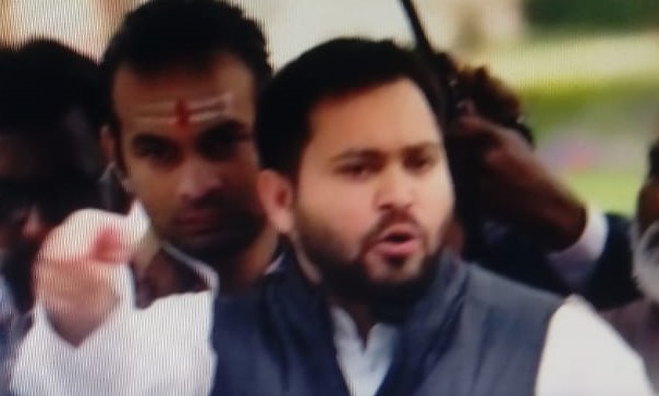 Bihar Political Crisis Live : ‘राजतिलक की करो तैयारी आ रहे हैं , लालटेन धारी’