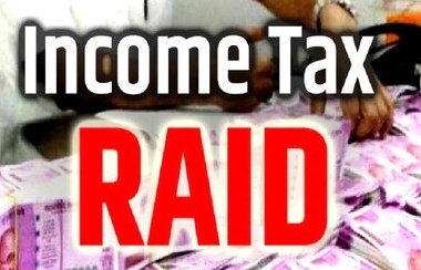 Income Tax : उत्तर प्रदेश में इनकम टैक्स की बड़ी कार्रवाई, 12 से अधिक अफसरों के 22 ठिकानों पर किया छापेमारी