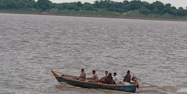 UP News: यमुना नदी में पलटी नाव में लापता लोगों की तलाश के लिए रेस्क्यू जारी, मृतकों के परिवार को 4-4 लाख का मुआवजा