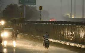राजधानी लखनऊ में छाए काले बादल दिन में हुआ अंधेरा, झमाझम हो रही बारिश