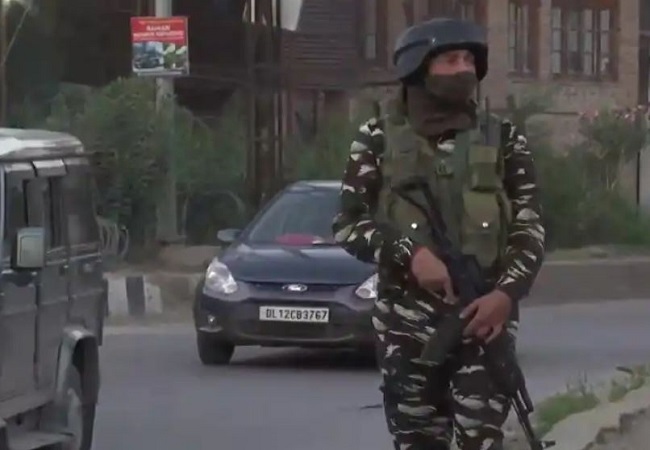 Jammu and Kashmir: जम्मू-कश्मीर में सुरक्षाबलों पर ग्रेनेड से हमला, एक जवान सहित दो लोग घायल, सर्च ऑपरेशन शुरू