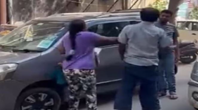 UP News: कार में ई-रिक्शा छूने पर बौखलाई महिला ने चालक को 17 थप्पड़ मारे, वीडियो देखकर आप भी हो जाएंगे हैरान