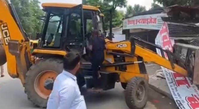Lucknow News: सपा कार्यालय के बाहर दुकानों पर चला बुलडोजर, नगर निगम की टीम ने की कार्रवाई