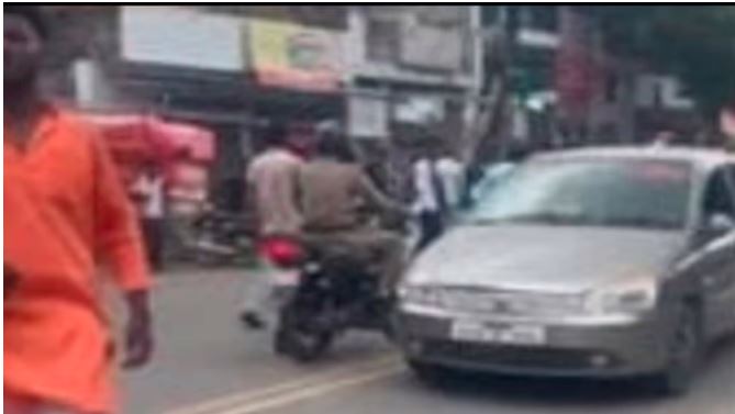 Lucknow News : स्वतंत्रता दिवस पर तिरंगा यात्रा के दौरान दो गुटों में पत्थरबाजी, पुलिस बोली- स्थिति नियंत्रण में