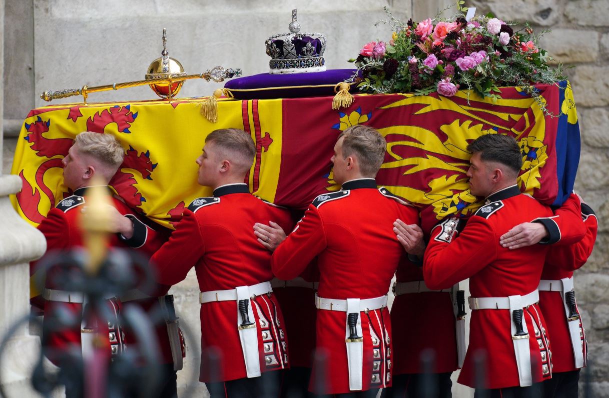 Queen Elizabeth II Funeral: Westminster Abbey पहुंचा क्वीन का ताबूत, देखें अंतिम यात्रा की तस्वीरें