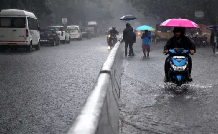 IMD Alert : UP में अगले तीन दिनों तक होगी झमाझम बारिश, इस जिले के जिलाधिकारी ने स्कूलों में दो दिन की छुट्टी का किया ऐलान