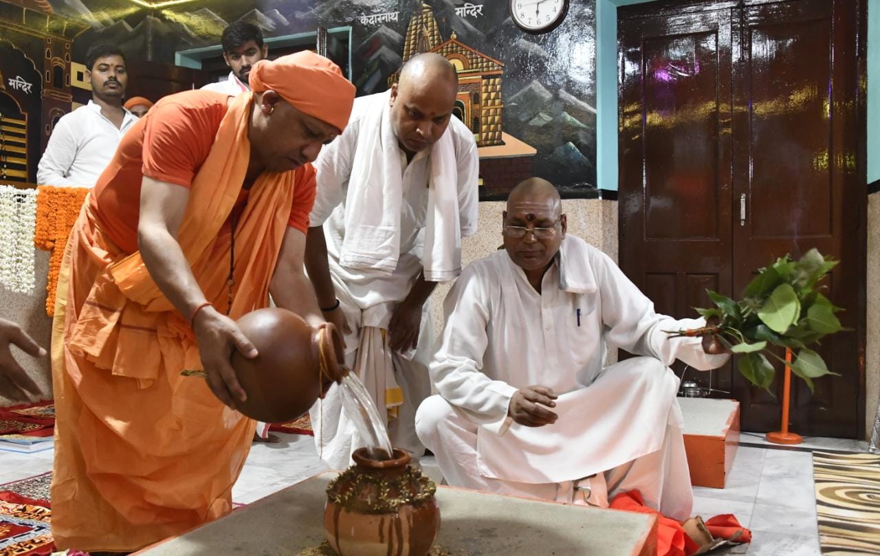 गोरखनाथ मंदिर के शक्तिपीठ में सीएम योगी ने की कलश स्थापना