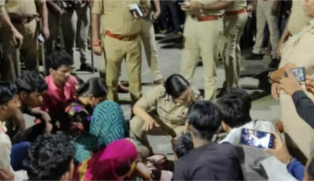 Lakhimpur Kheri News: पेड़ से लटका मिला दो बहनों का शव, परिजनों ने लगाया हत्या का आरोप, विपक्षी दलों ने भी घेरा