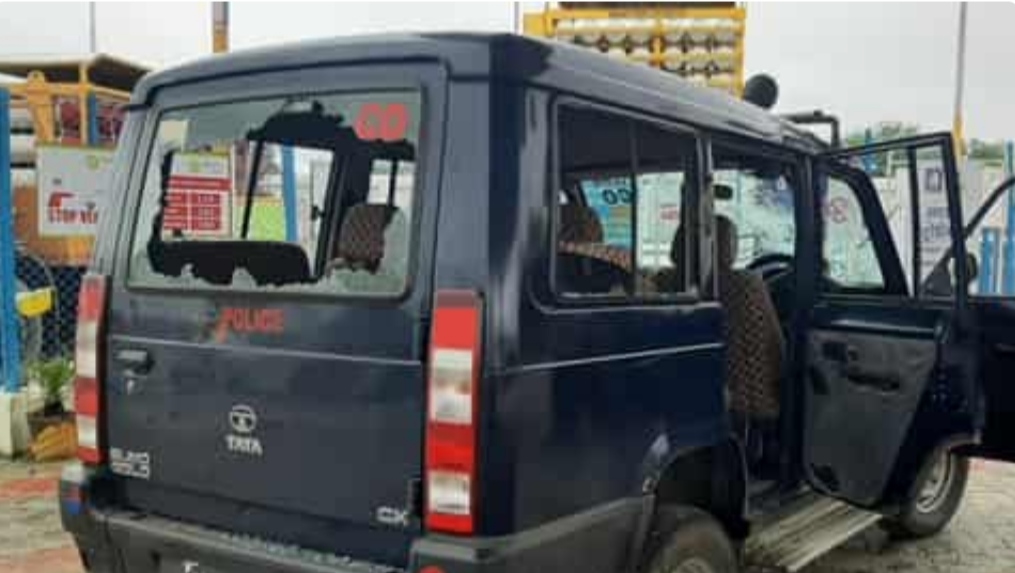 UP News: पुलिस हिरासत में युवक की मौत के बाद बवाल, पुलिस की गाड़ी में तोडफ़ोड़