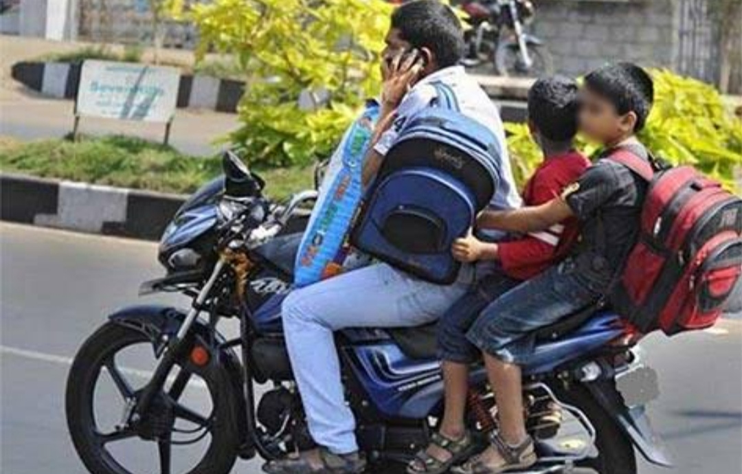 मोटर साइकिल वाहक हो जाएं सावधान, अब छोटे बच्चों के भी बैठाने पर कटेगा चालान