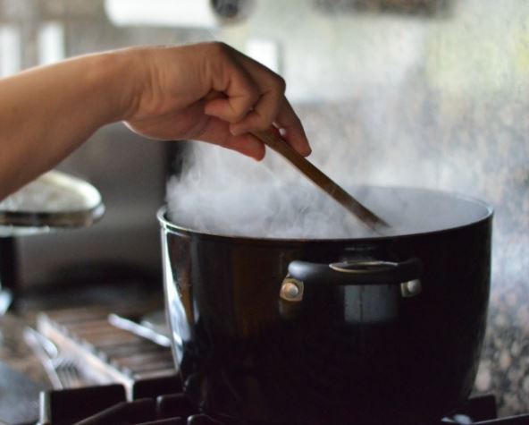 Reheating Of Food : गर्म भोजन को खाने से सेहत को मिलता है पोषण, दोबारा गर्म न करें